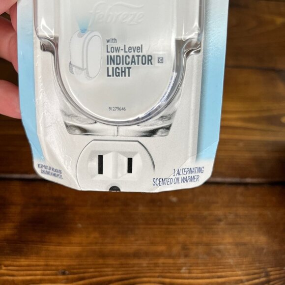 Febreze PLUG Oil Warmer Devices with Low Indicator Light Fade Defy NIB Set of 2 - Picture 3 of 8
